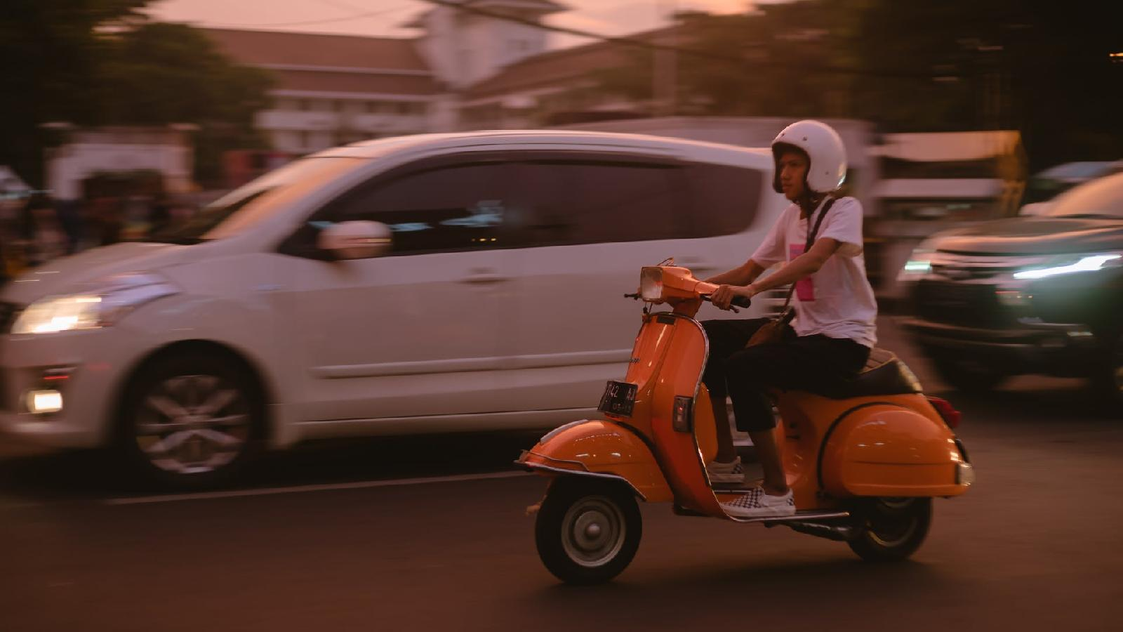 Avantages de preferer une moto a une voiture : faut-il choisir les deux roues ?